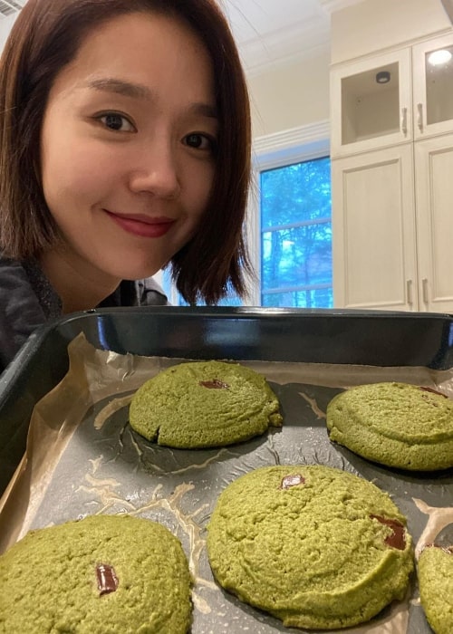 Lee Jin as seen in a picture taken while holding a tray full of scrumptious cookies in January 2020 (Lee Jin / Instagram) Lee Jin as seen in a picture taken while holding a tray full of scrumptious cookies in January 2020